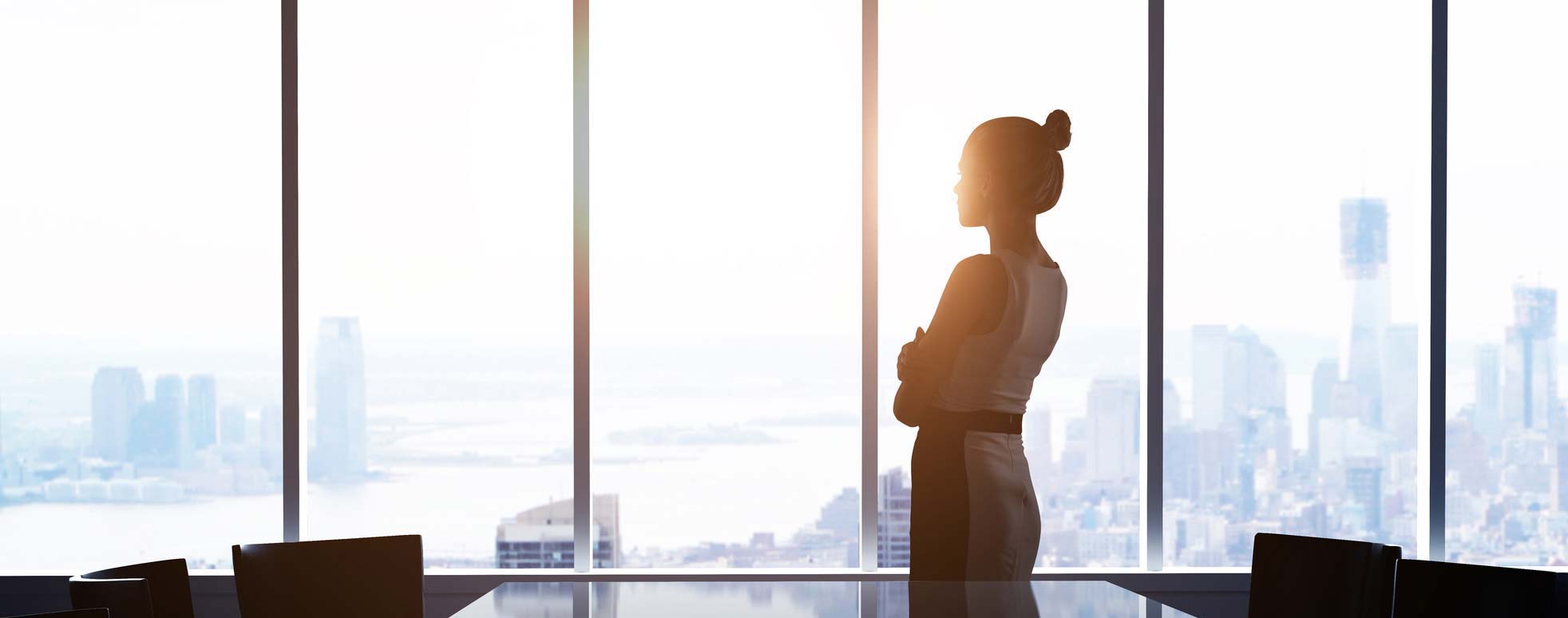 jauna image women looking horizon office 3